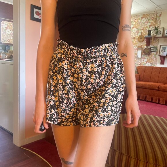 Black high sinched waisted floral print shorts! - Picture 4 of 16